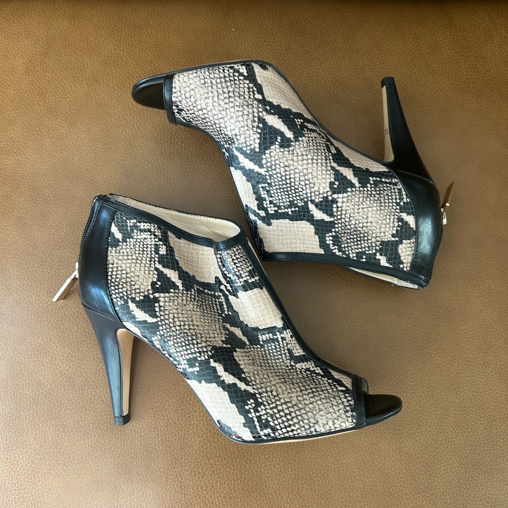 [8] Banana Republic Black and Tan Snake Skin Heels